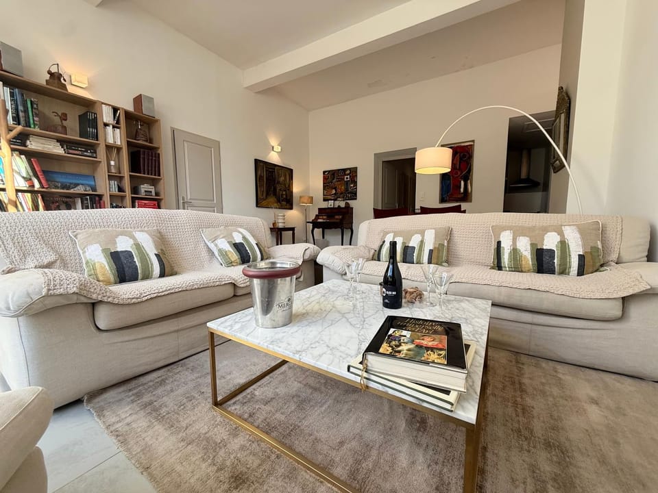 Library, Living room, Seating area