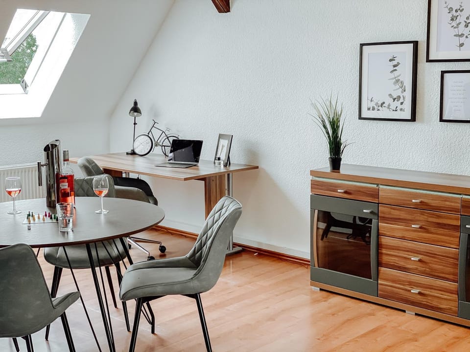 Photo of the whole room, Dining area