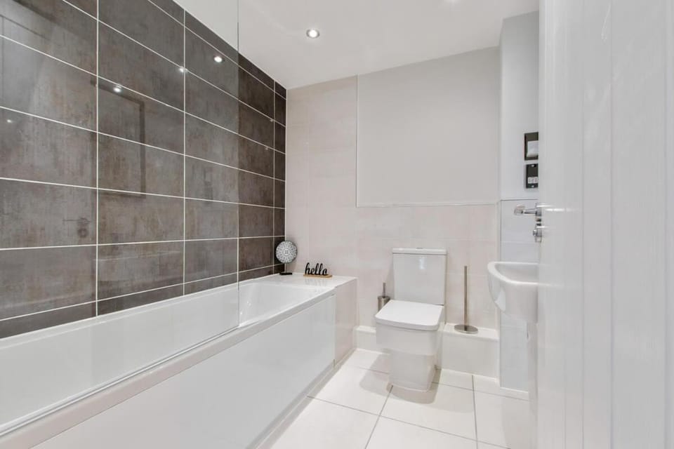 1 Bed Modern Apartment in a Converted Mill Apartment in Leeds