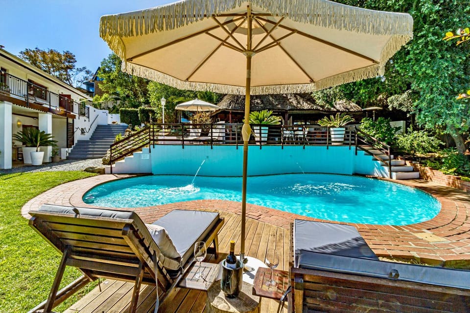 Property building, Patio, Spring, Day, Natural landscape, Garden, Garden view, Pool view, Swimming pool, sunbed