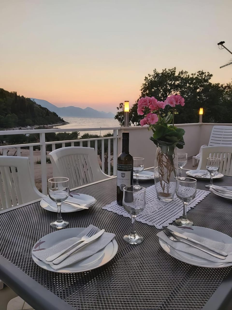View (from property/room), Balcony/Terrace, Dining area, Sea view