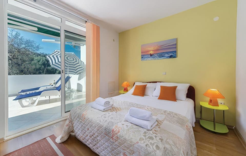 Bed, Photo of the whole room, Bedroom, sunbed, towels