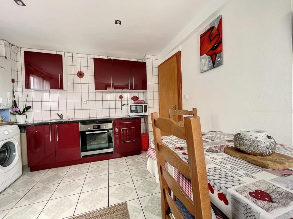 Kitchen or kitchenette, Dining area