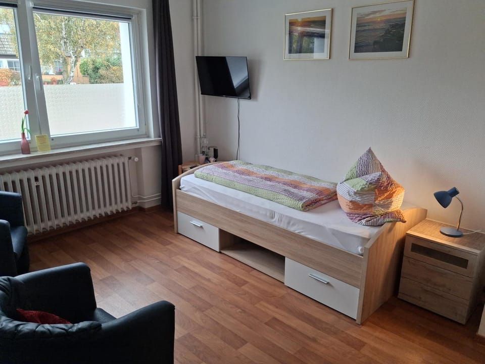 Photo of the whole room, Bedroom