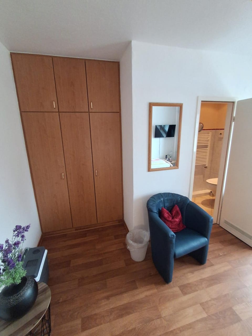 Photo of the whole room, Seating area