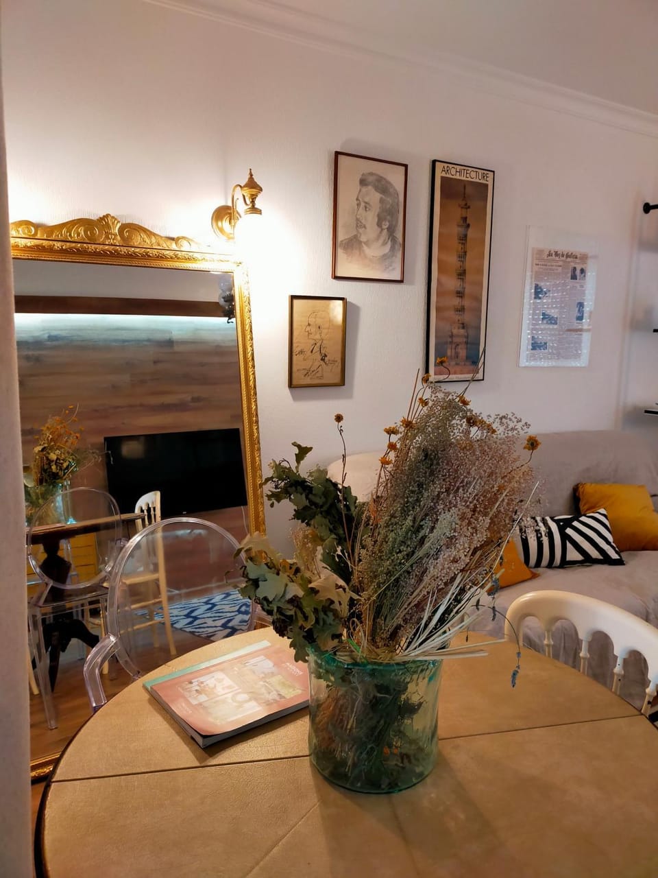 Living room, Seating area