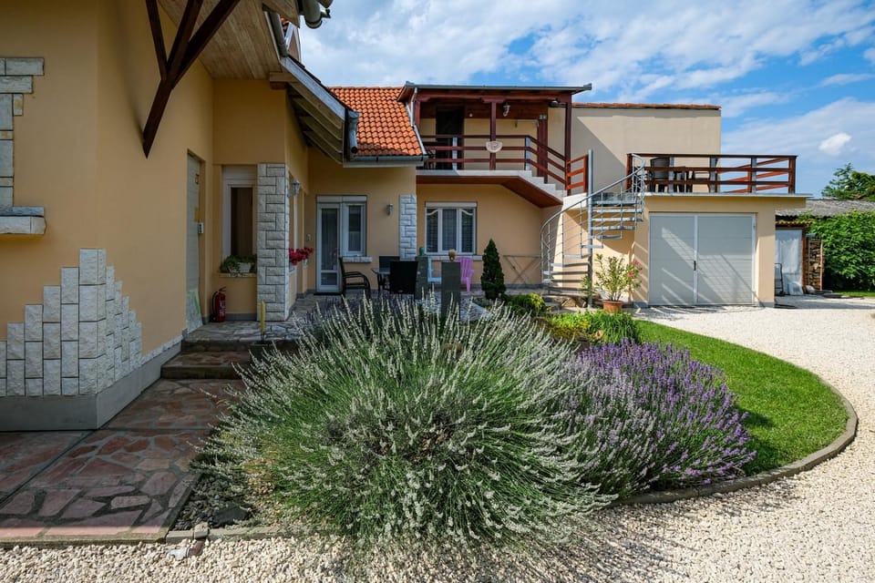 Property building, Garden, Balcony/Terrace