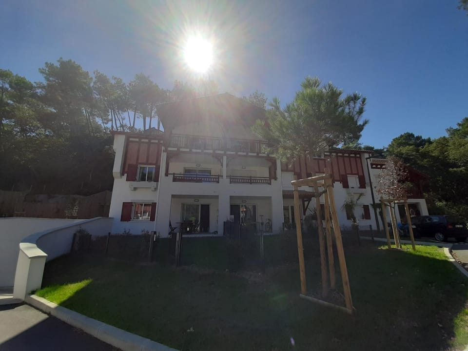 Appartement de standing avec jardin privatif, proche du lac et du centre, parking inclus - FR-1-239-583 Apartment in Hossegor