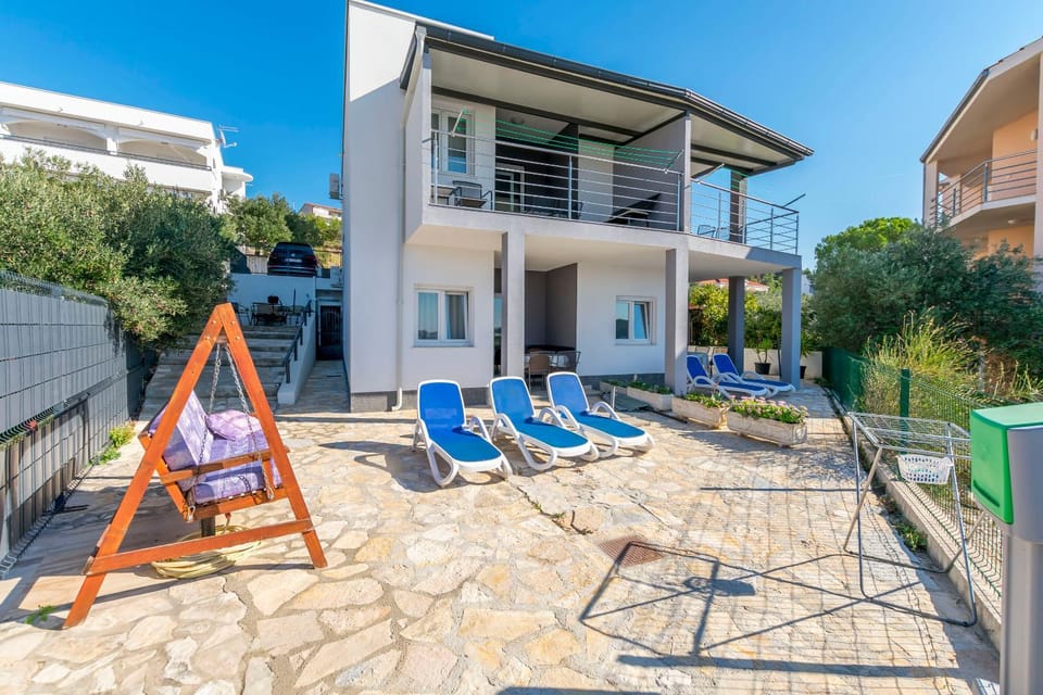 Property building, Facade/entrance, View (from property/room), Balcony/Terrace, sunbed