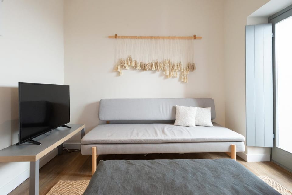 Coffee/tea facilities, Decorative detail, Seating area, Bedroom