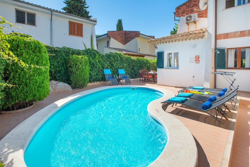 Property building, Swimming pool, sunbed