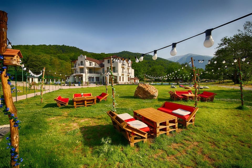 Property building, Garden, Lounge or bar, Seating area, Evening entertainment, Garden view, Mountain view