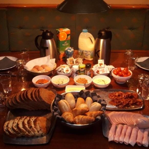 Tjalkjacht Pelikaan Lemmer Bed and Breakfast in Flevoland, Netherlands