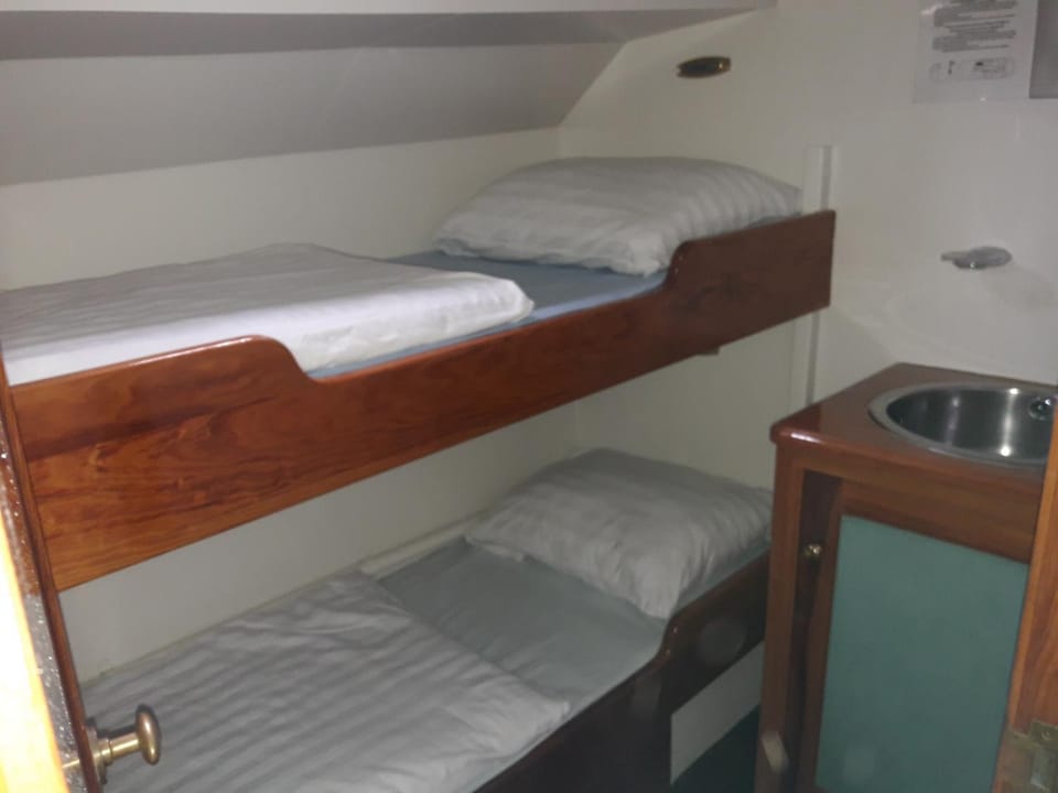 Tjalkjacht Pelikaan Lemmer Bed and Breakfast in Flevoland, Netherlands