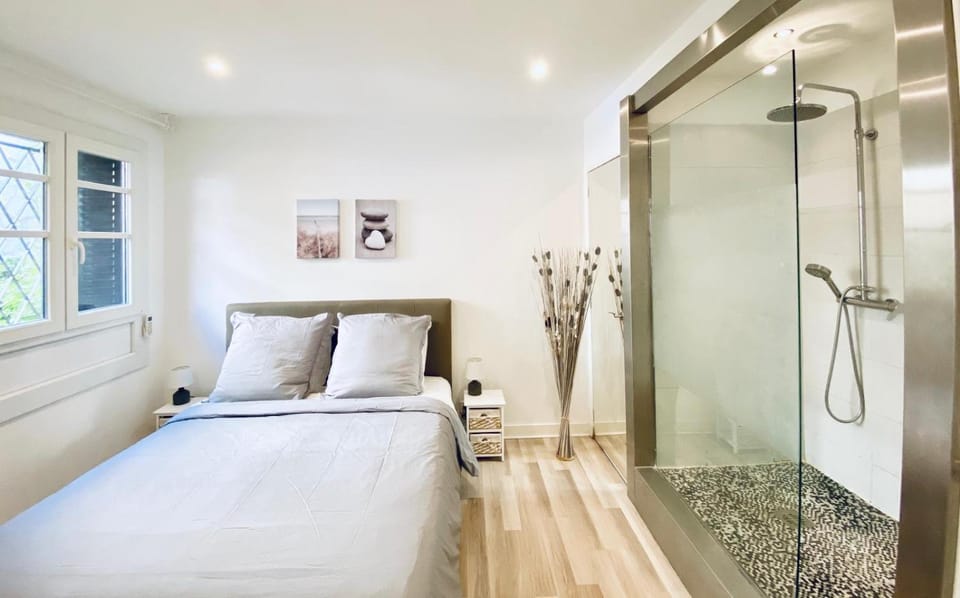 Shower, Bedroom