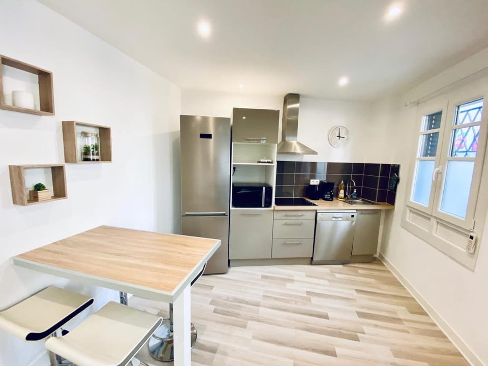 Kitchen or kitchenette, Dining area, Meals, Lunch, Dinner