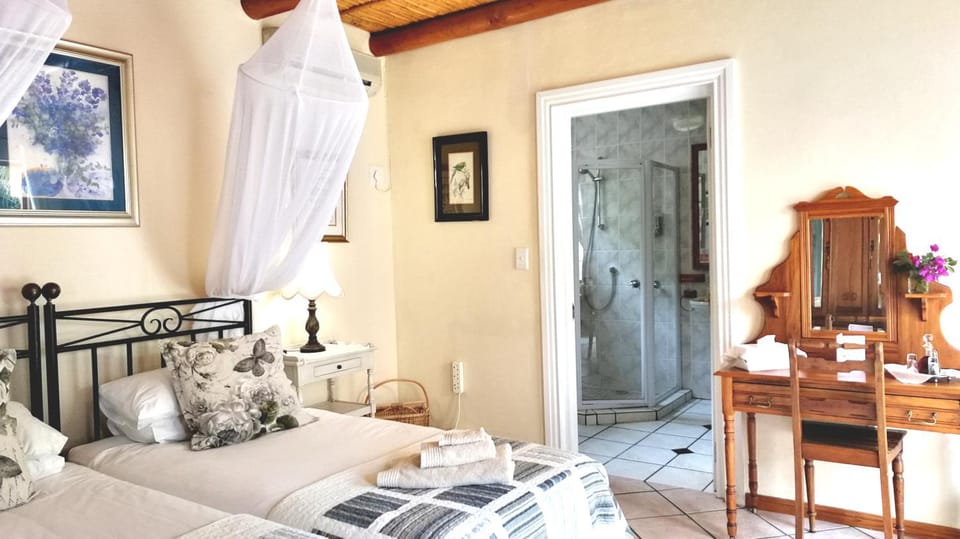 Shower, Day, Bedroom