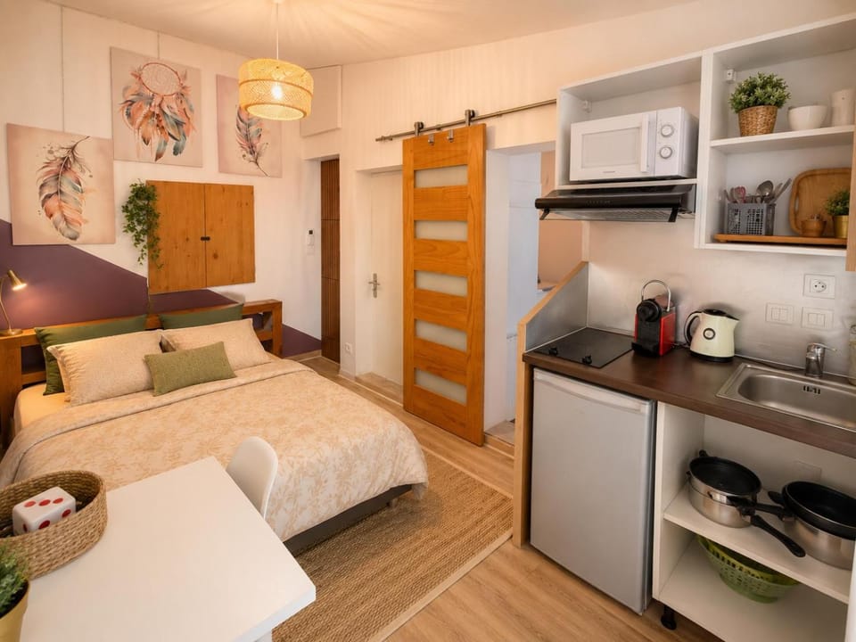 Le Nid Castries - Charmant studio indépendant et climatisé avec entrée privée centre Castries - Proche Montpellier Bed and Breakfast in Occitanie