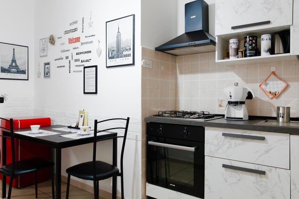 Kitchen or kitchenette, Dining area, minibar, stove