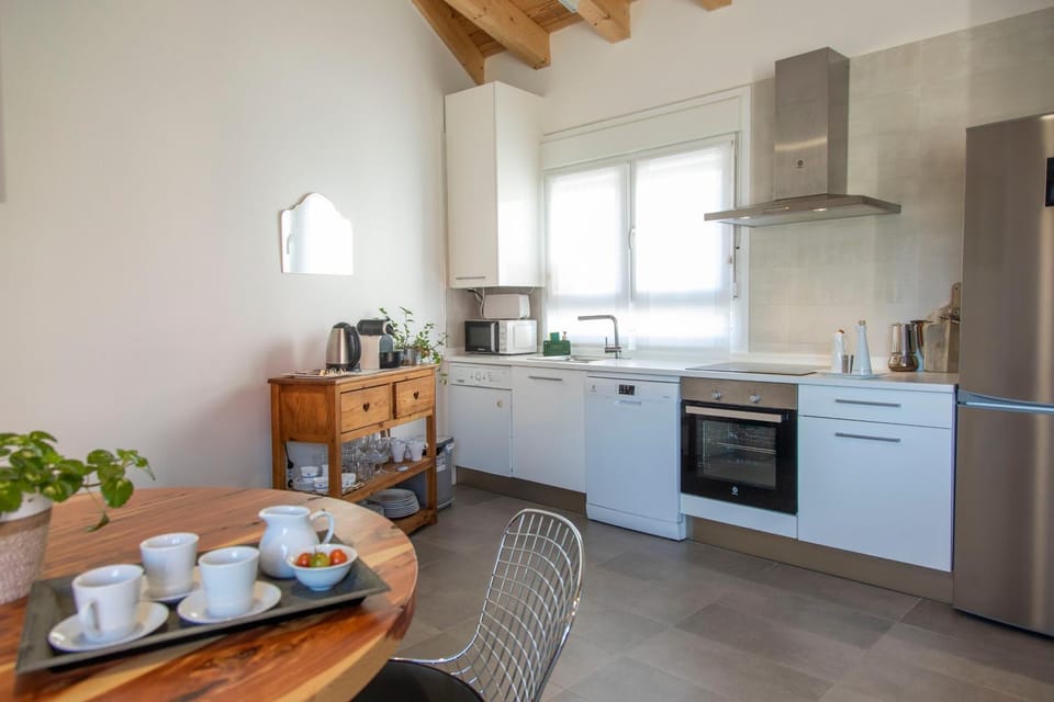 Coffee/tea facilities, Kitchen or kitchenette, Dining area