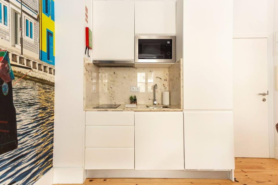 Kitchen or kitchenette, minibar, oven, stove