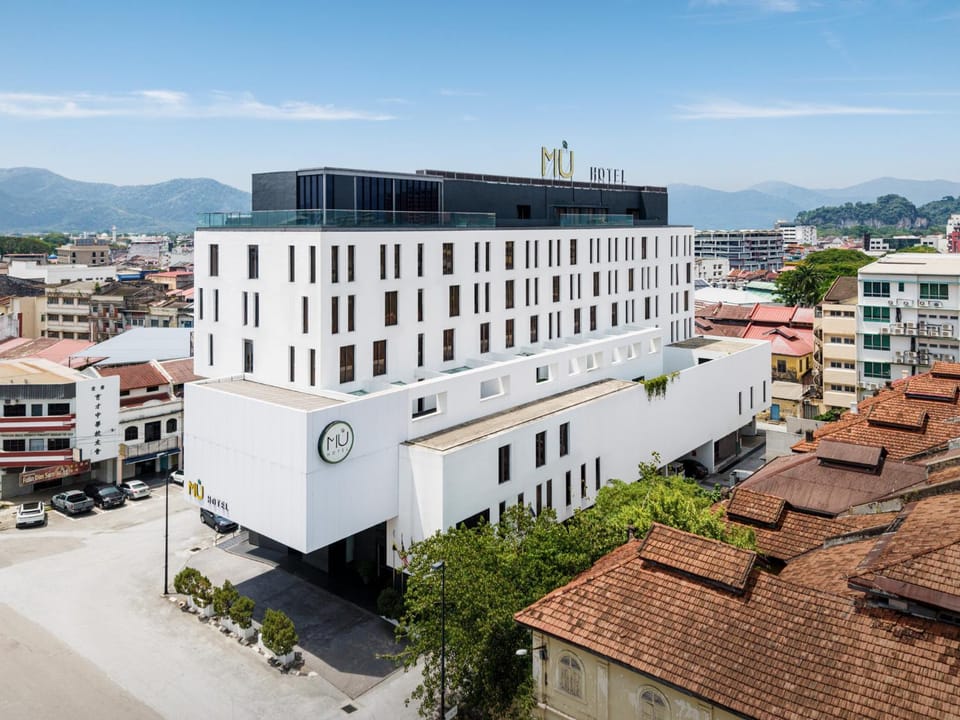 Property building, Day, Neighbourhood, Natural landscape, City view, Mountain view, Location
