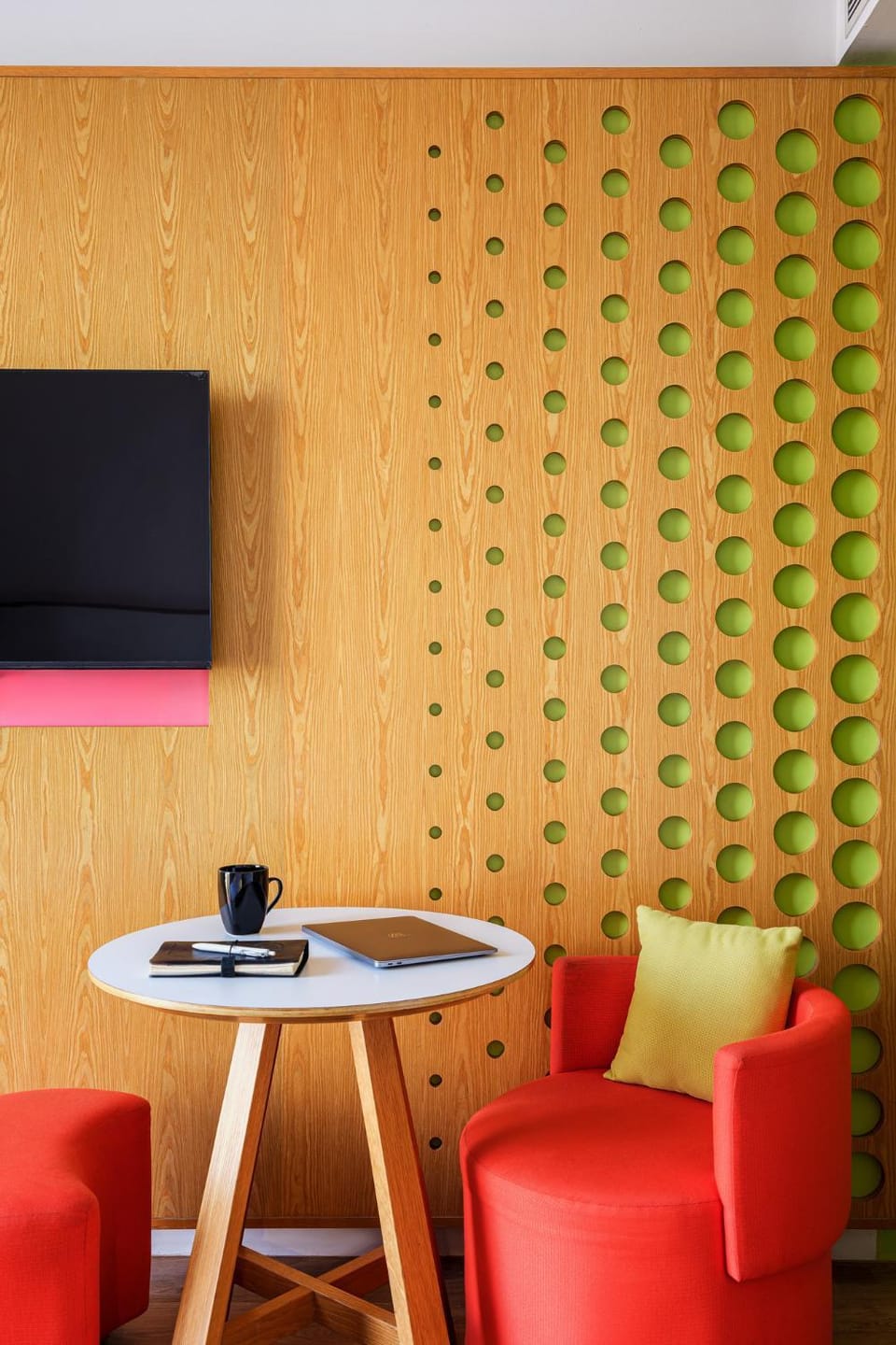 TV and multimedia, Seating area, Bedroom