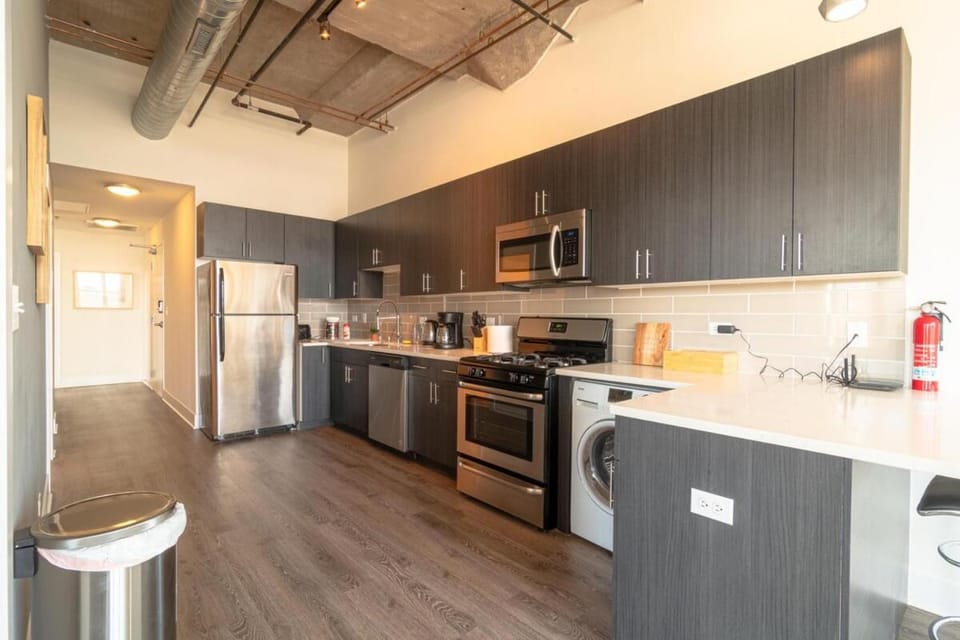 McCormick Place Luxurious and Spacious 3BR in Downtown Chicago with Optional Parking Sleeps 10 guests Apartment in South Loop