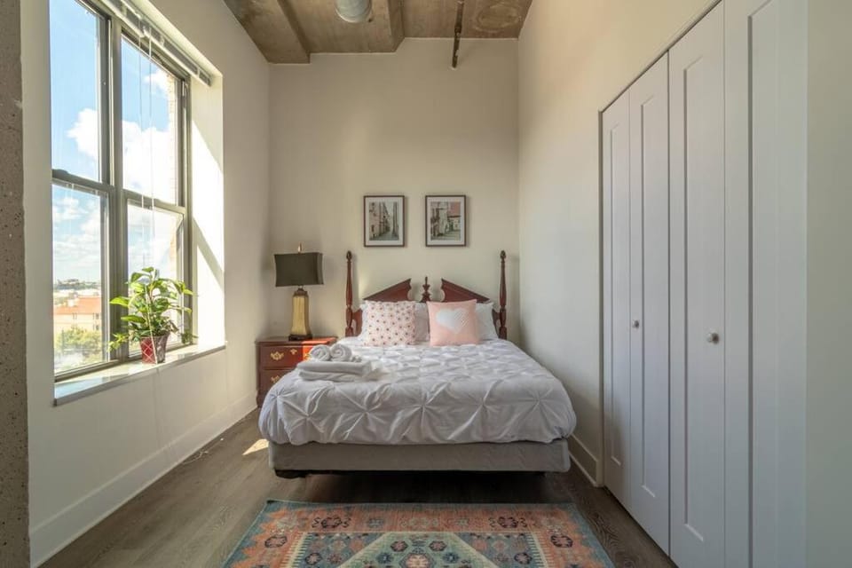 McCormick Place Luxurious and Spacious 3BR in Downtown Chicago with Optional Parking Sleeps 10 guests Apartment in South Loop