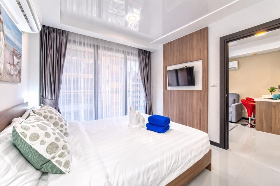 Bed, TV and multimedia, Bedroom, towels, air conditioner