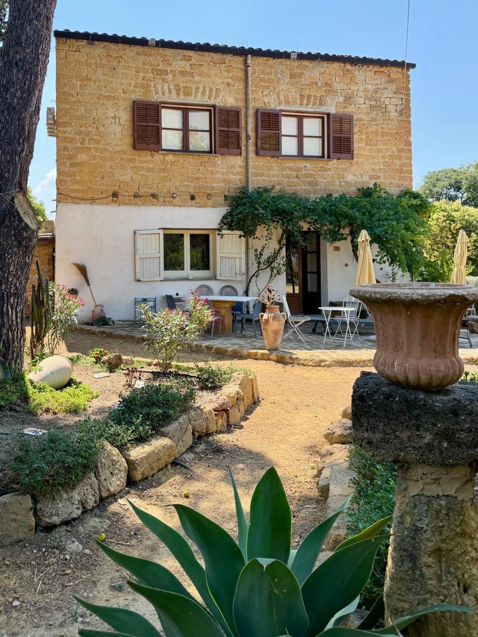 Property building, Patio, Spring, Day, Garden, Garden view