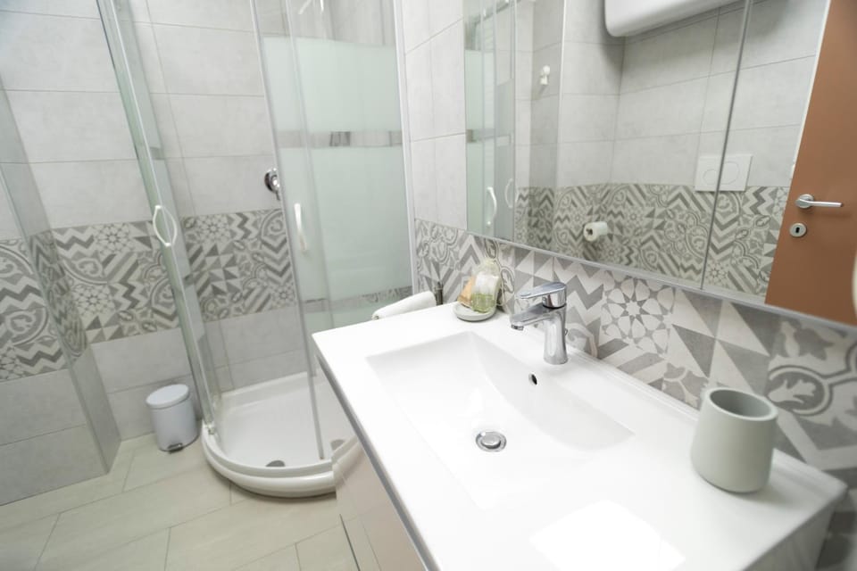 Shower, Toilet, Bathroom, bidet, towels