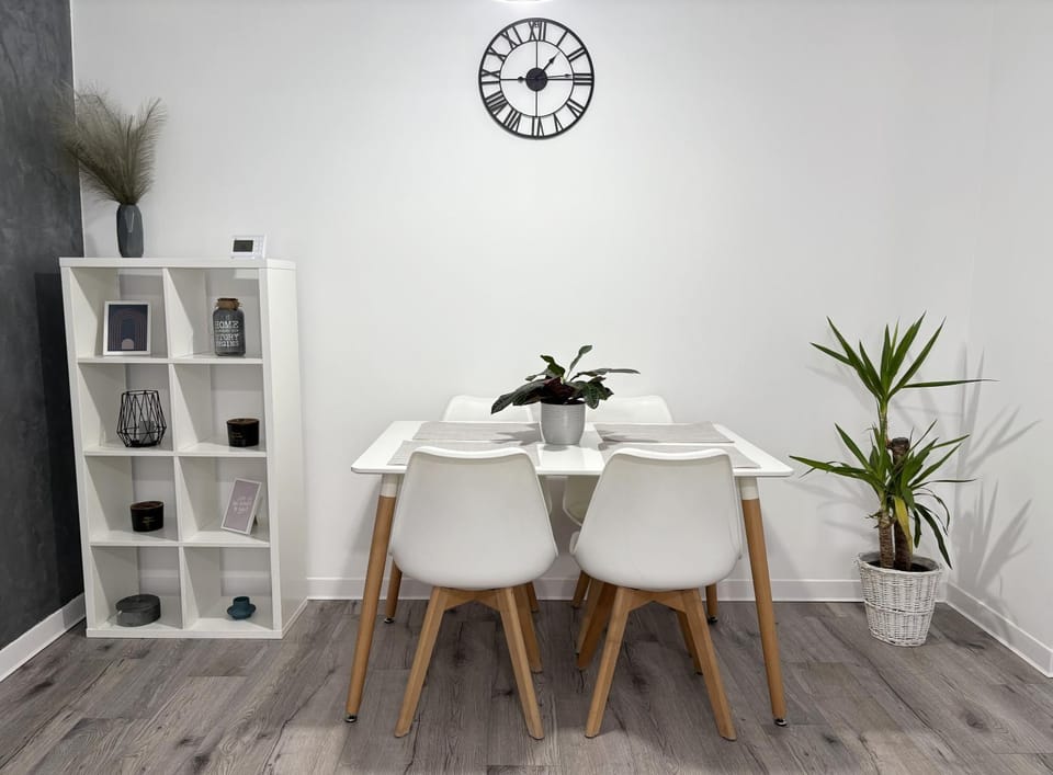 Restaurant/places to eat, Living room, Dining area