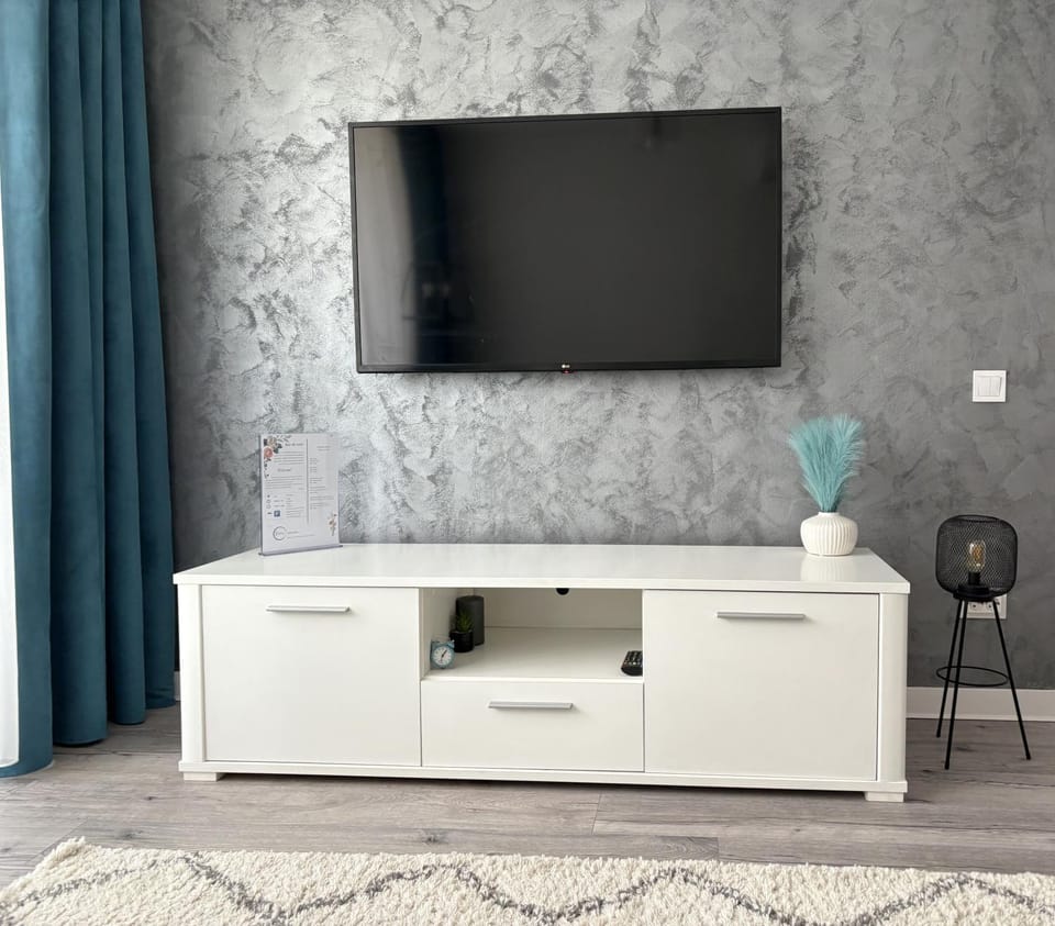 TV and multimedia, Living room, Seating area, Evening entertainment