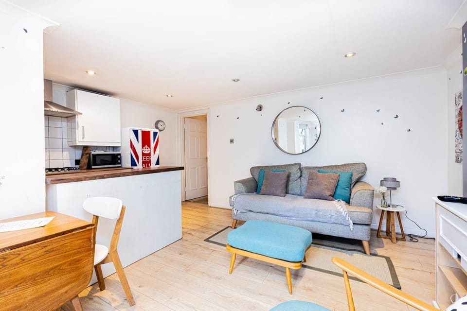 Stunning, stylish garden flat in the heart of Wimbledon Apartment in London