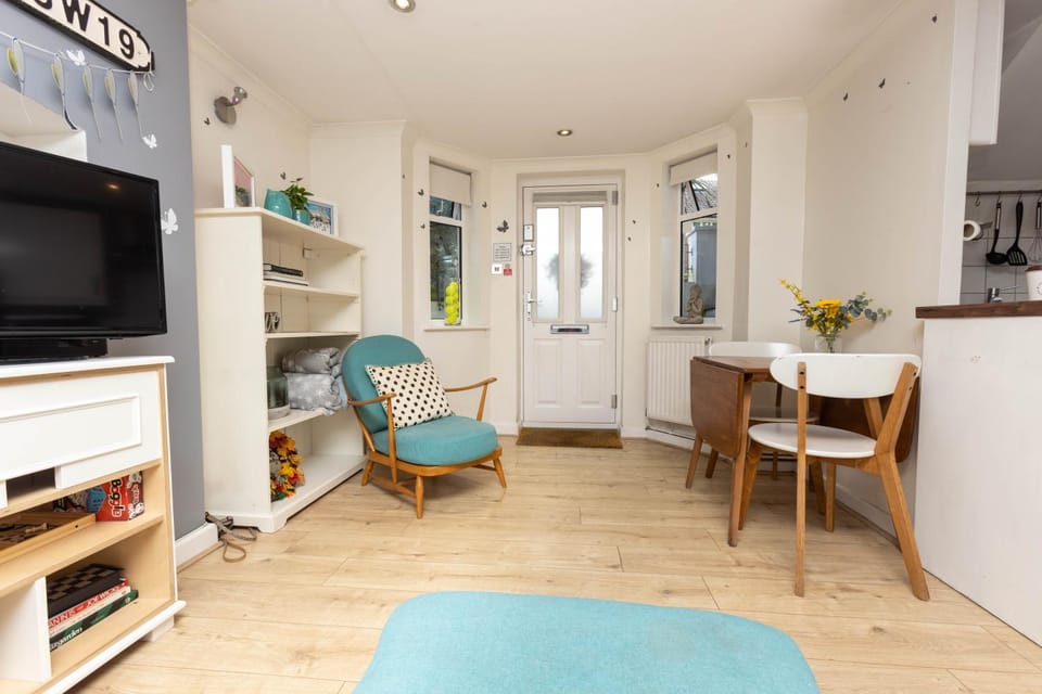 Stunning, stylish garden flat in the heart of Wimbledon Apartment in London