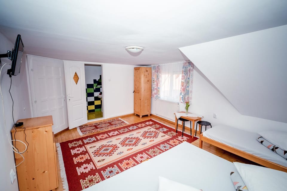 Photo of the whole room, Decorative detail