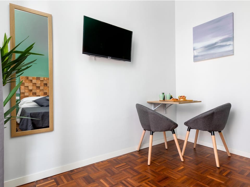 TV and multimedia, Decorative detail, Dining area, Italian breakfast