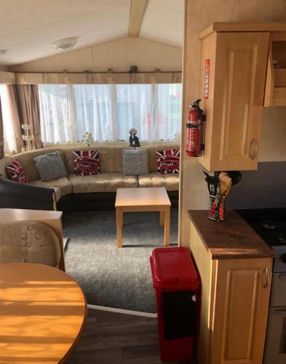 L&g caravan hire 79-5 Coral beach 8 berth LEAD PERSON MUST BE OVER 30 MAX 4 ADULTS House in Ingoldmells