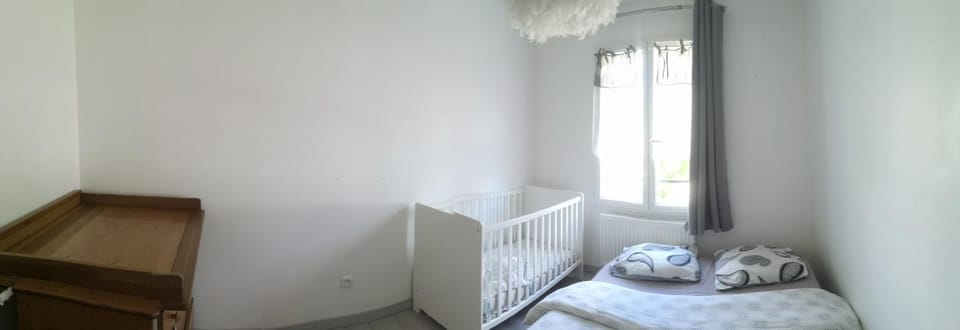 Communal lounge/ TV room, Photo of the whole room, children, Family