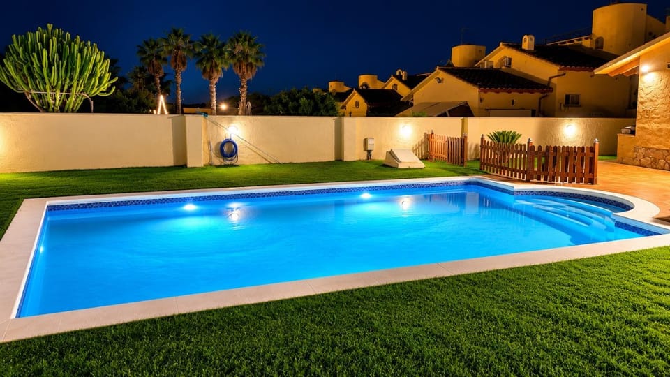 Villa Neus Barà, jardín y piscina privada House in Tarragonès