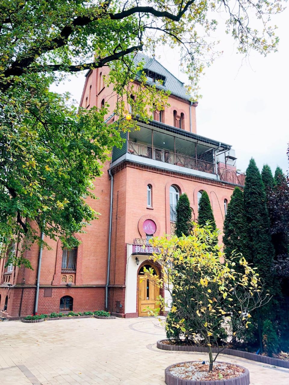 Facade/entrance