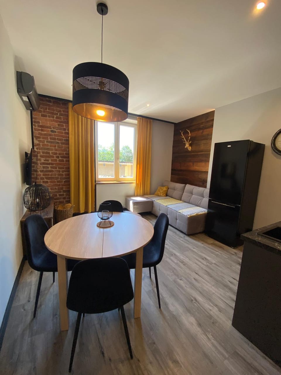 Seating area, Dining area