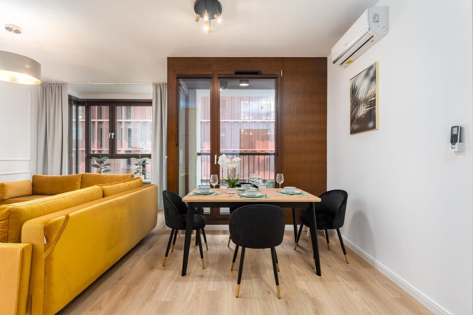 Food close-up, TV and multimedia, View (from property/room), Balcony/Terrace, Decorative detail, Seating area, Dining area