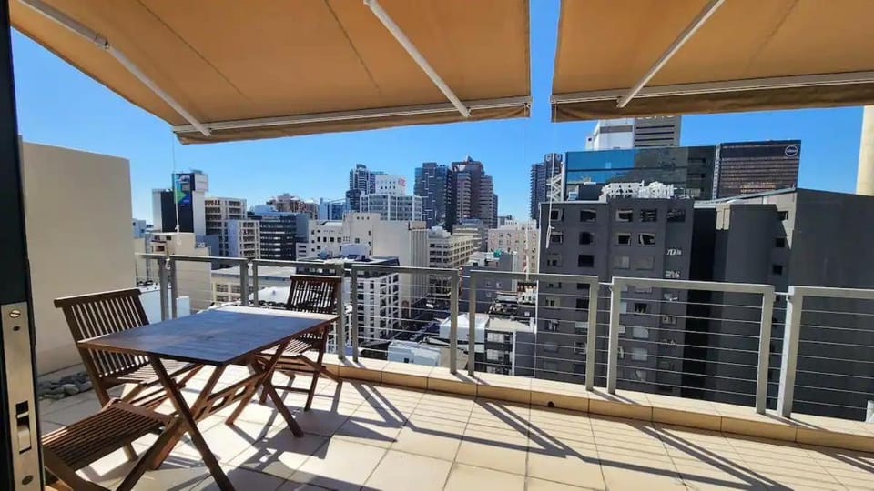 View (from property/room), Balcony/Terrace, City view