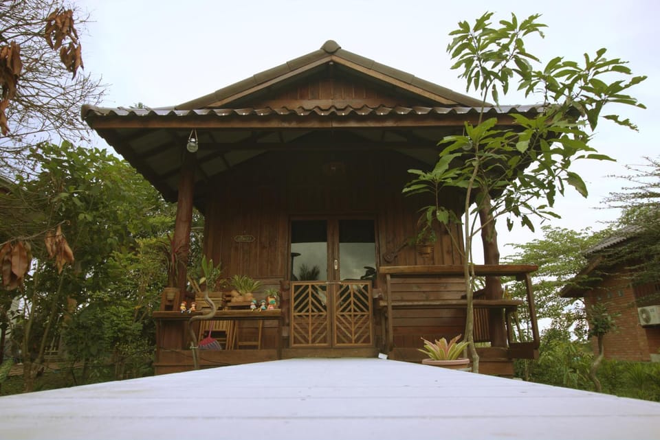 เรือนไทยใจสุขเอ๋ย Campground/ 
RV Resort in Thailand