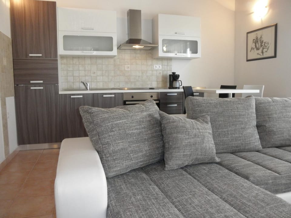 Kitchen or kitchenette, Seating area