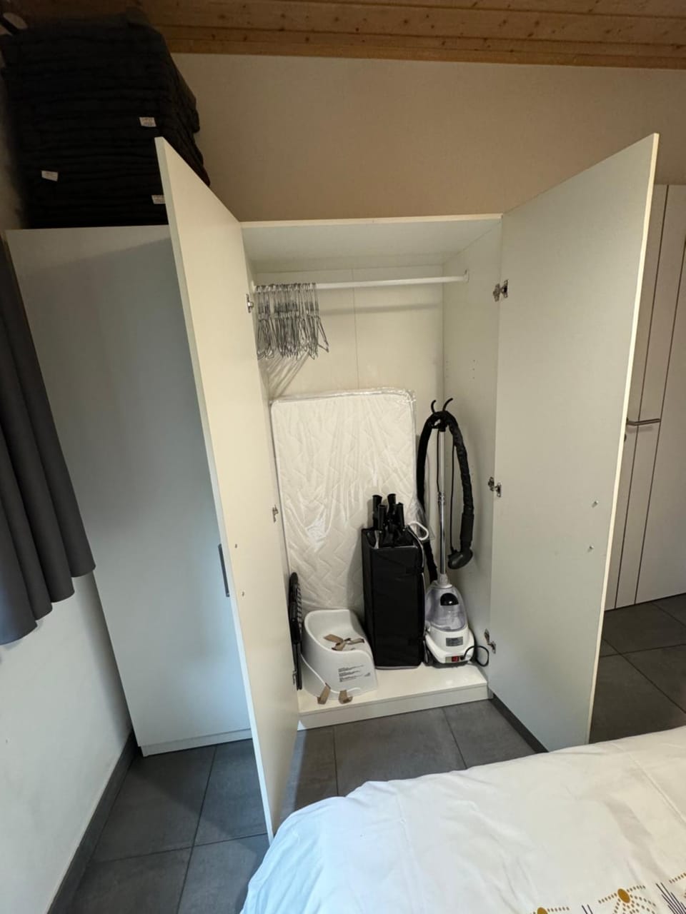 Bedroom, wardrobe