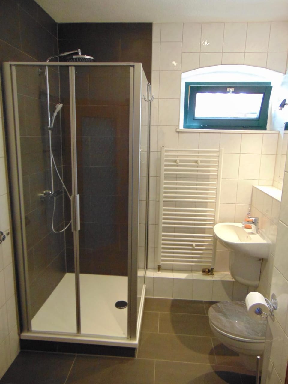 Shower, Toilet, towels