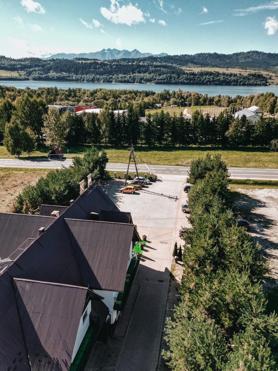 Property building, Nearby landmark, Day, Neighbourhood, Natural landscape, Bird's eye view, Lake view, Mountain view, Parking
